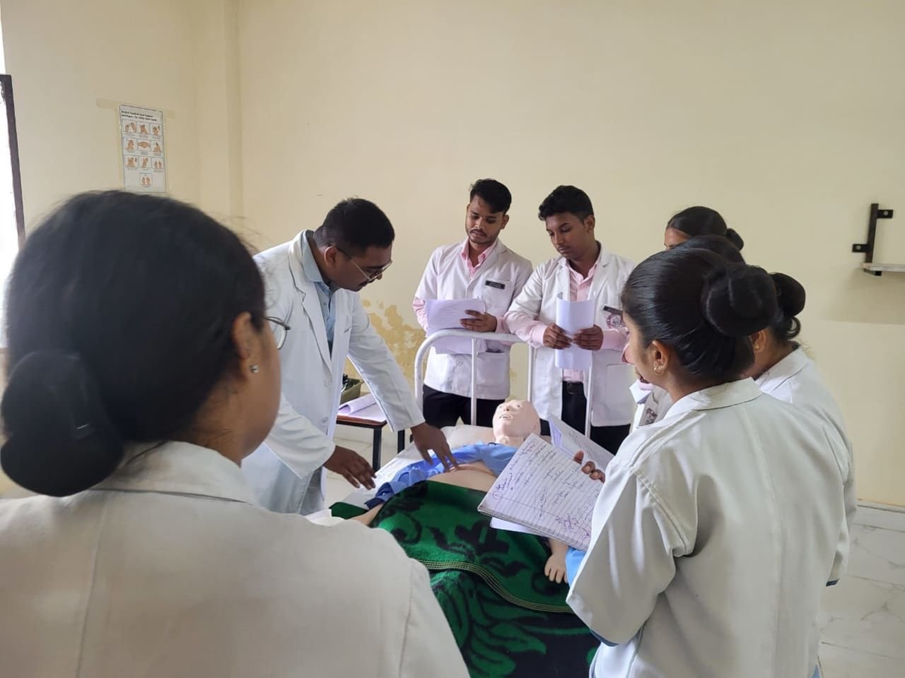hero-gallery-01 Group of medical students in Lucknow engaged in practical learning.